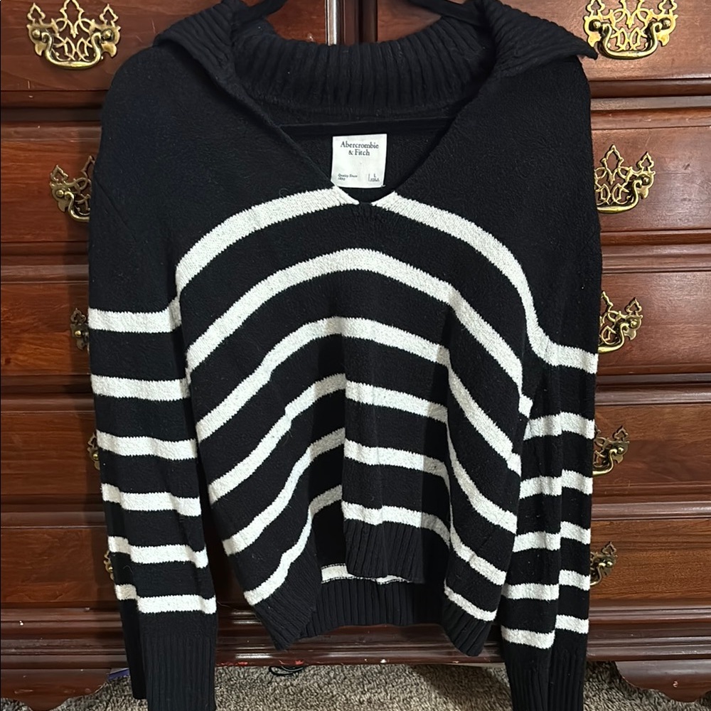 Abercrombie & Fitch Black and White Polo Sweater